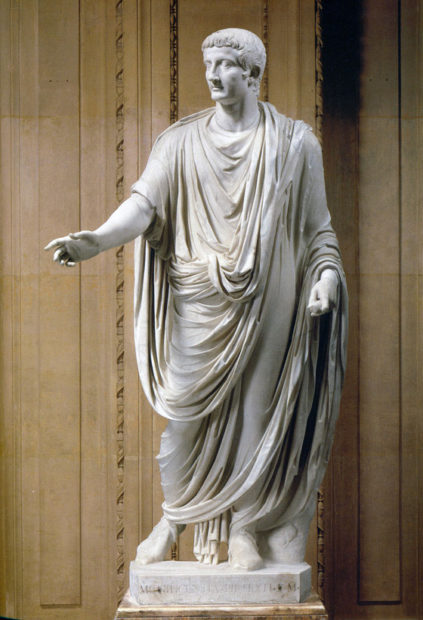 《ドガをまとったティヴェリウス帝の彫像》